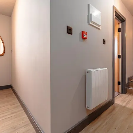 High Street Hideaway, Private Entrance, Parking 브리스틀