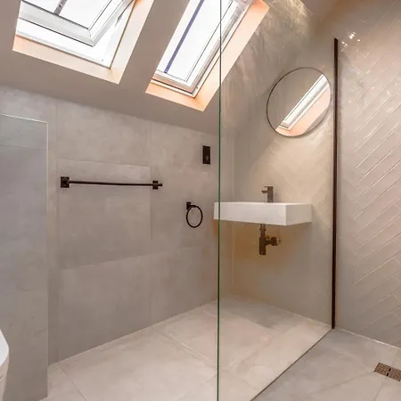 High Street Hideaway, Private Entrance, Parking