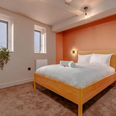 High Street Hideaway, Private Entrance, Parking Bristol