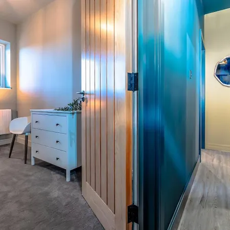 Apartamento High Street Hideaway, Private Entrance, Parking