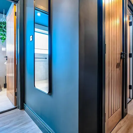 Apartman High Street Hideaway, Private Entrance, Parking