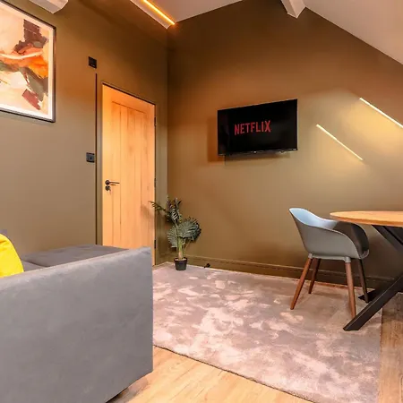 High Street Hideaway, Private Entrance, Parking Apartamento *