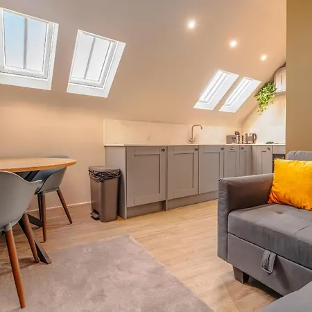 High Street Hideaway, Private Entrance, Parking *