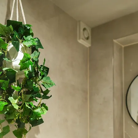 公寓 High Street Hideaway, Private Entrance, Parking