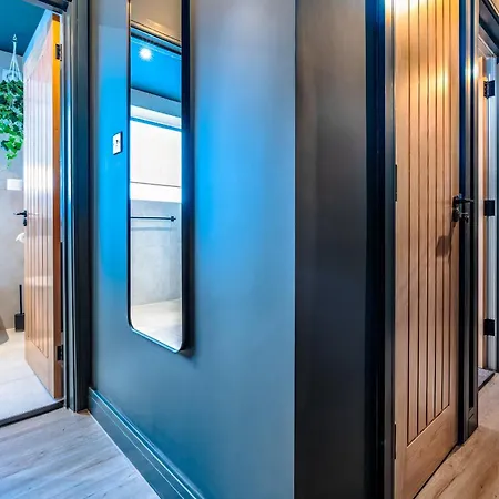 High Street Hideaway, Private Entrance, Parking 아파트