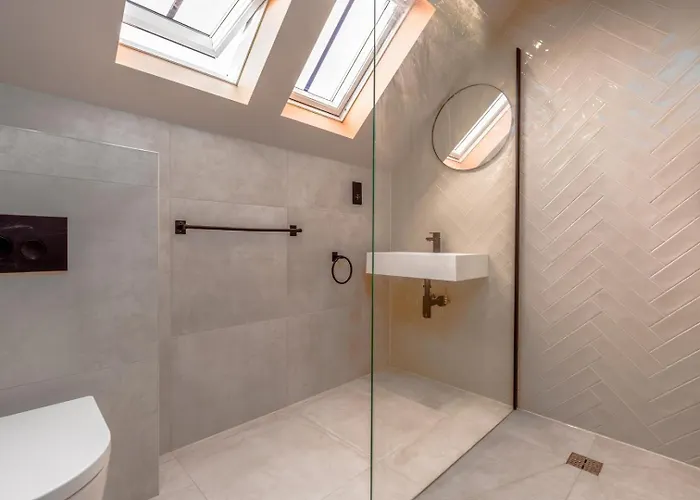 High Street Hideaway, Private Entrance, Parking