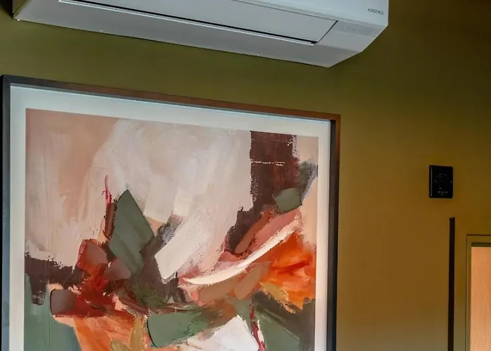 High Street Hideaway, Private Entrance, Parking