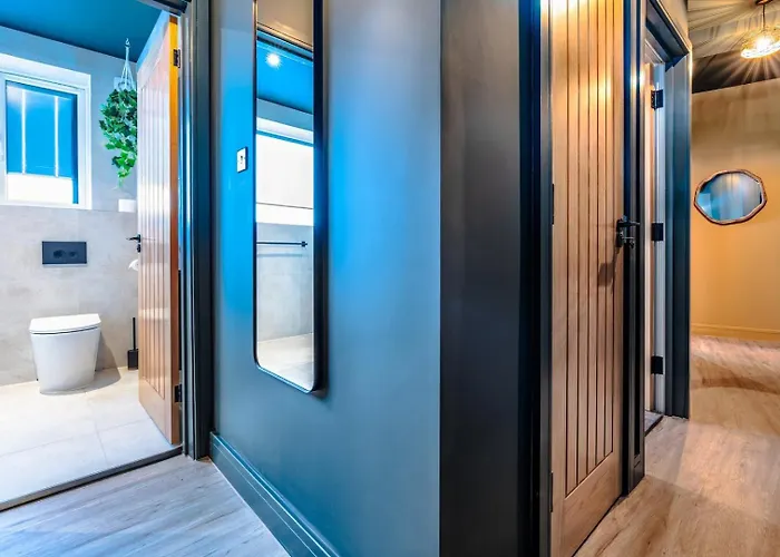 Apartamento High Street Hideaway, Private Entrance, Parking