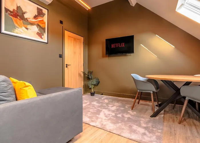 High Street Hideaway, Private Entrance, Parking 아파트 *