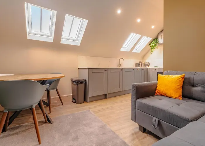 High Street Hideaway, Private Entrance, Parking *