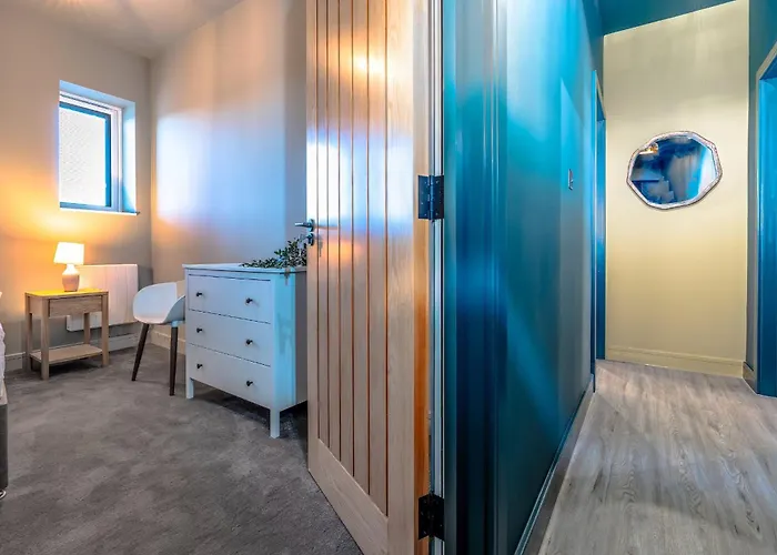 High Street Hideaway, Private Entrance, Parking * 브리스틀