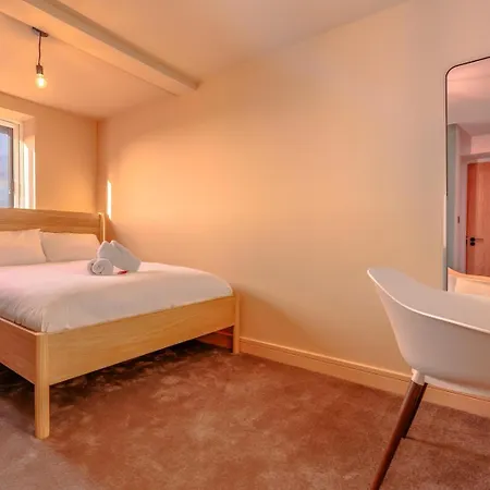 High Street Hideaway, Private Entrance, Parking